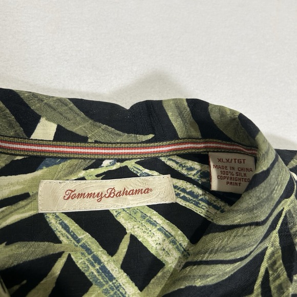 Tommy Bahama Men's XLX Black Floral 100% Silk Short Sleeve Button Up Shirt - Picture 4 of 5